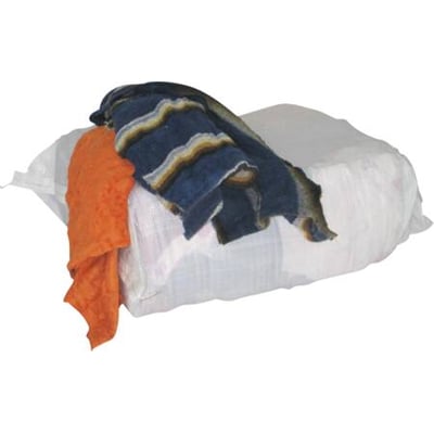 En stor hvid plastikpose med kulørte frotteklude i forskellige farver, herunder orange og blå med striber, klar til brug.