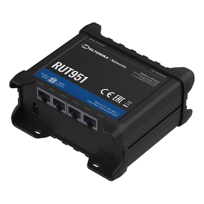 Sort Teltonika RUT951 GSM-, 3G- og 4G-router set skråt forfra med Ethernet-porte og monteringsbeslag.
