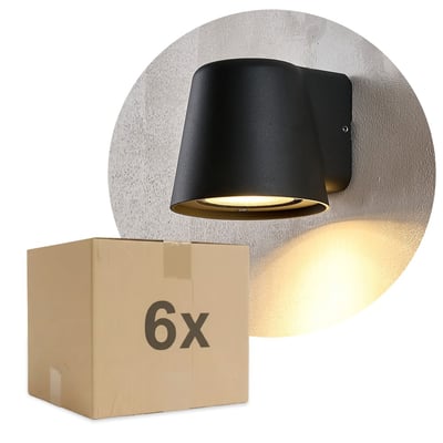 Sort Avero GU10-væglampe med IP65 ses tændt på væggen ved siden af en papkasse.