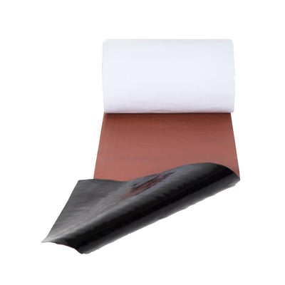 Rød SabetoFLEX inddækningsrulle med klæbende underside, vist på hvid baggrund, 560 mm x 5 m.