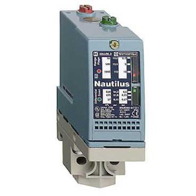 Schneider Electric Pressostat XML-B, 10 bar, med justerbar skala og 1 C/O kontakt, viser display og drejeknapper på blågrå kasse.