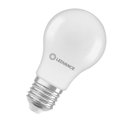 Nærbillede af LEDVANCE LED standard pære, mat finish, der fremhæver E27 gevind og logo.