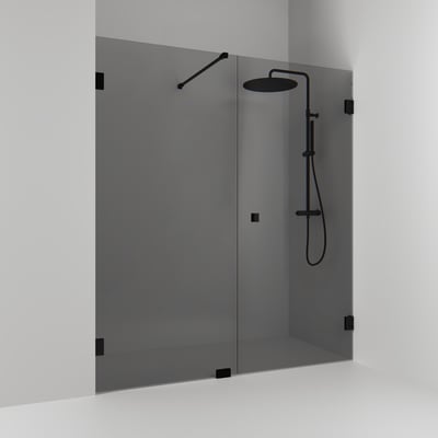Svedbergs kombi-bruseniche på 156,5 x 200 cm med røgfarvede glasflader og matsorte beslag, monteret i et badeværelse.