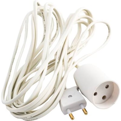 Nærbillede af hvid 2 meter forlængerledning med synlig stik og fatning samt ledningsdetaljer på hvid baggrund.