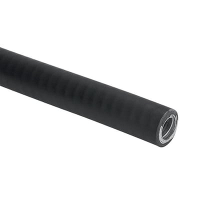 Nærbillede af enden af HellermannTyton HelaGuard LTS slangen, der viser den glatte PVC-belægning og indre galvaniserede stålkonstruktion.