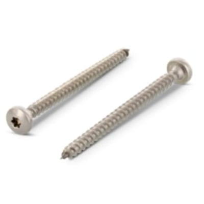 Spånpladeskrue 3,5 x 16 mm i A4 rustfrit stål med rundt hoved og TX15 Torx-greb, vist fra to vinkler.