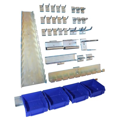 Maskinfabrikken Universal krogsæt OS93K med 36 dele til hulplader, viser forskellige typer kroge, holdere og blå plastkasser organiseret.