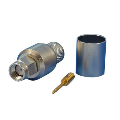 Jyebao SMA3100-L400 SMA han konnektor til LMR400 kabler, vist med tilbehør som crimpstift og muffe.