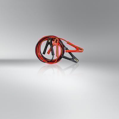 Osram startkabler i sort og rød farve med kobberbelagte klemmer, bundtet sammen på en grå baggrund.