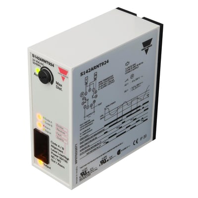Carlo Gavazzi fotoforstærkerrelæ med 115 VAC, én NPN SPDT-kanal og timer; hvidt modul med betjeningsknap og lysindikatorer.