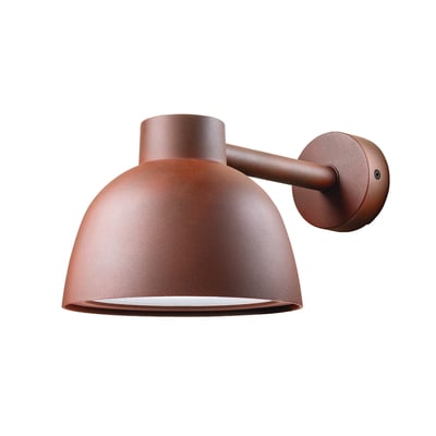 Herning Wall Midi Corten udendørslampe fra SG Armaturen i rustbrun, monteret på væg med hvid baggrund.