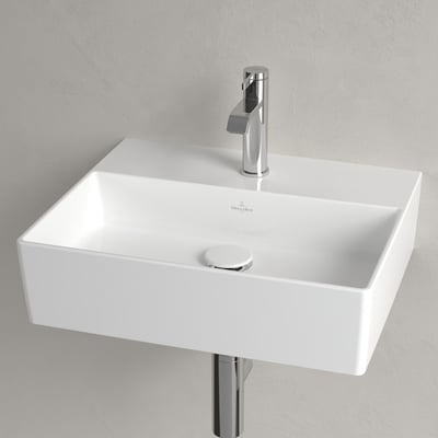 Vægmonteret Villeroy & Boch Memento 2.0 håndvask i hvid, vist med krom armatur mod en grå væg.