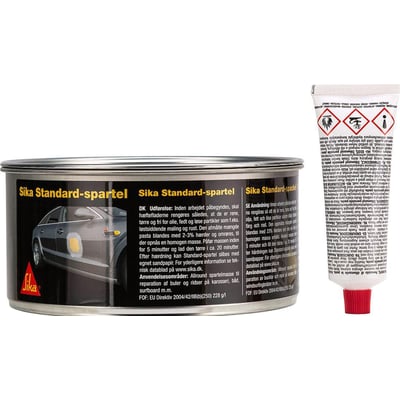 Sika Standard-spartel i en metaldåse på 2 kg, med en billede af en bil med spartel på siden. Indeholder også en tube med hærder.