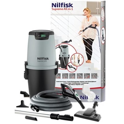 Nilfisk Supreme All-in-1 centralstøvsuger præsenteret med emballage og tilbehør, der viser en kvinde i brug på en trappe.
