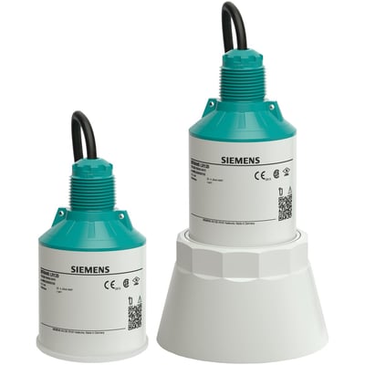 To Siemens SITRANS LR120 radar transmittere. En mindre model til venstre og en større med en tragt til højre, begge med grønne toppe og hvide beholdere.