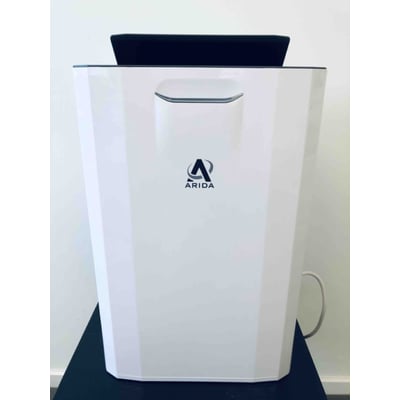 Fronten af den hvide Arida S9L affugter med Arida logoet tydeligt synligt på en sort baggrund.