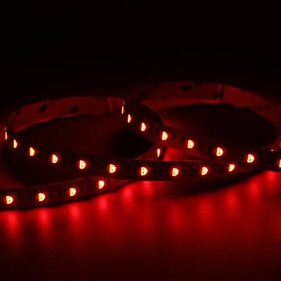 E-Cell Eco RGBW LED strip i en 10 meter rulle, der lyser rødt, viser lysdioder med jævn afstand på en mørk baggrund.