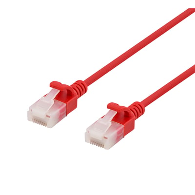 To røde Deltaco U/UTP Cat6a patch kabler med en diameter på 3,5 mm og RJ45-stik, fotograferet tæt på.