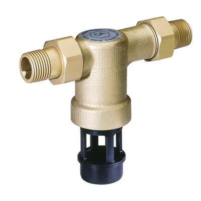 Resideo Braukmann tilbagestrømningssikring, 3/4" DN20 i rødgods, vist med unioner og en sort beskyttelseshætte forneden.