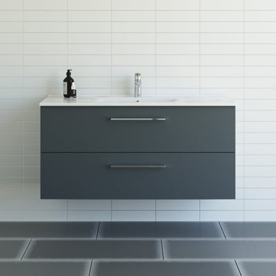 Dansani Mido+ møbelpakke 121 cm i grå mat med 2 skuffer og Amber vask, vist mod hvidt flisepanel.