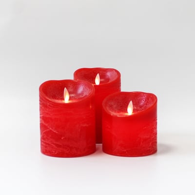 Tre LEDlife røde bloklys med bevægelig flamme og forskellige højder, placeret sammen på en hvid baggrund.