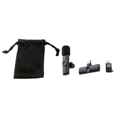 Deltaco trådløs vlogging-mikrofon set med tilbehør: sort stofpose, mikrofon med klips, USB-C adapter og Lightning adapter.