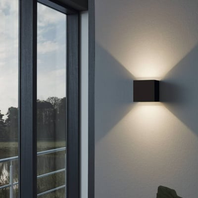 EGLO Calpino udendørs væglampe i sort aluminium, med 680 lm og IP54 klassificering, monteret på en udendørs væg.