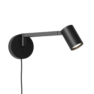 Astro Lighting Ascoli Swing Plug In væglampe i mat sort med svingarm, rund vægplade, afbryder og ledning.