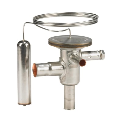 Danfoss TCHE varmgas by-pass regulator med 10mm tilgang og 12mm afgang. Loddetilslutninger (ODF) og ekstern trykudligning ses tydeligt.