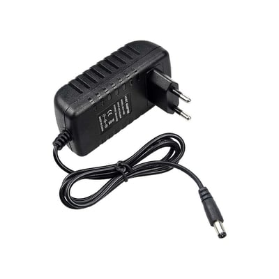 V-TAC strømforsyning til LED-strips på 30 W og 12 V med sort adapter, europæisk stik og kabel med rundt DC-stik.