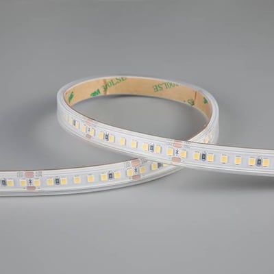 Fleksibel Ansell Lighting H-Cell LED strip på 50 meter, 12 mm bred, viser tæt på lysdioder og 3M tape.