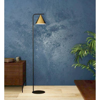 EGLO Narices gulvlampe i sort stål, 162 cm høj med gylden skærm, placeret ved en blå væg og trægulv.