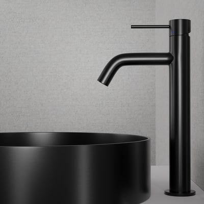 Scandtap Steel Voyage High håndvaskarmatur i mat sort rustfrit stål, vist sammen med en rund sort håndvask.