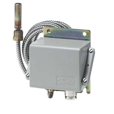 Grå Danfoss KPS81 termostat med tydelig logo og 2 meter armeret kapillarrør, monteret på vinkelbeslag.