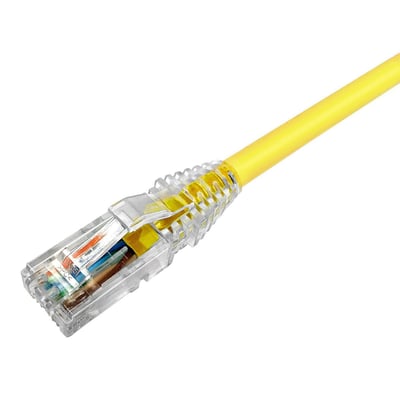 CommScope gul KAT.6 U/UTP LSZH patchkabel på 1,5 meter med transparent RJ45-stik, der viser de farvede ledere indeni.