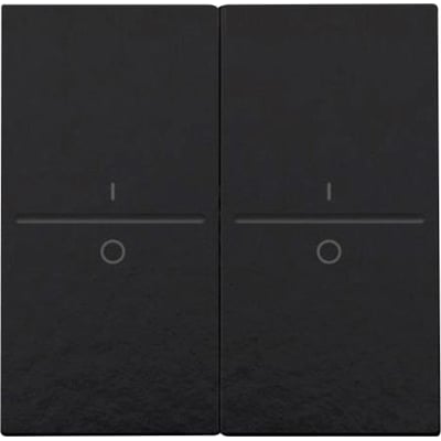 Niko tangent med 'i' og 'o' symbol til trådløst 4-tryk i elegant piano black Bakelite® overflade. Ses fra front på neutral baggrund.