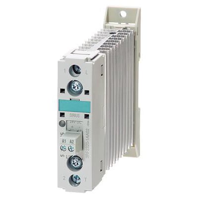 Nærbillede af Siemens 3RF2 solid-state kontaktor med 20A, viser mærkeskilt med 24V DC styrespænding og skrueterminaler.