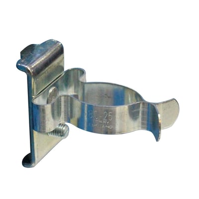 Maskinfabrikken Universal fjederklemme med bagplade til Ø25mm rør, lavet af galvaniseret metal på hvid baggrund.