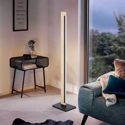 EGLO Camacho gulvlampe med eg og sort finish, 1260 mm høj, oplyser et moderne soveværelse.