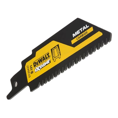 Vinklet view af DeWalt EXTREME bajonetsavklinge DT20437-QZ, 102 mm, 8 TPI, der fremhæver tændernes metal karbid materiale.