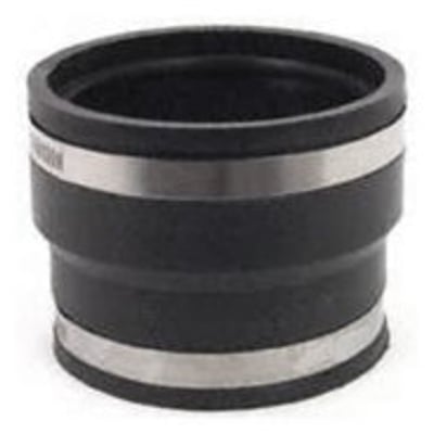 Fernco kobling til betonrør, lavet af sort gummi med metalbånd og en diameter på 400 mm, vist isoleret.