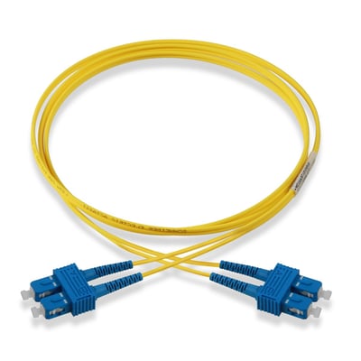 Schneider Electric Actassi OS1/OS2 fiberpatchkabel med tre meter gul LSZH-kappe og blå SC-SC duplex konnektorer.