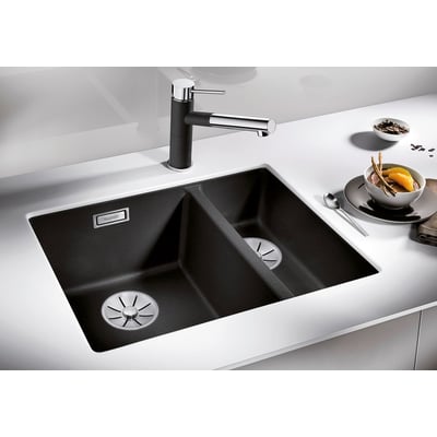 Blanco SUBLINE 340/160-U UXI køkkenvask i vulkangrå SILGRANIT® med to kummer og elegant armatur.