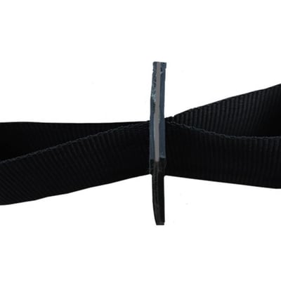 Detaljeret nærbillede af NSH polyester opbindingsbåndet med dens tekstur og sorte farve, vist på et neutralt underlag.