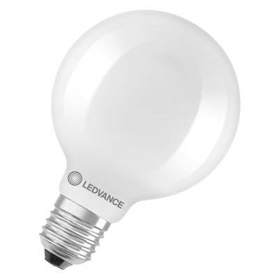 Nærbillede af Ledvance LED globe 95 mat lyskildes E27 fatning med tydelig logo og produktinformation.