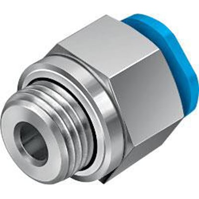 Festo lige forskruning QSM-G1/8-6 i metal med blå gummitætning og udvendig sekskant på en lys baggrund.