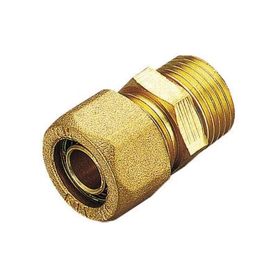 Pexovergangsnippel i messing, 18 mm til 1/2" gevind, vist med hvid baggrund og isoleret.