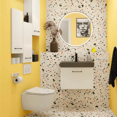 Dansani Shine rundt spejl på Ø90 cm med sort metalramme, integreret LED-lys og monteret i et moderne badeværelse med gul væg.