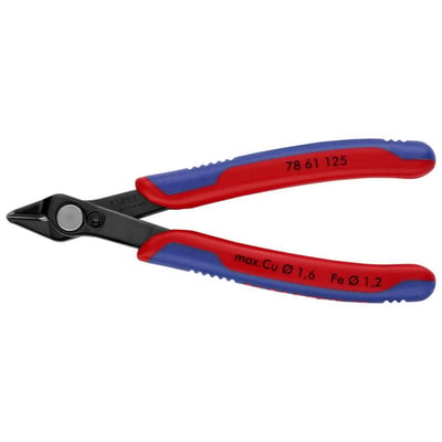 Detaljeret billede af Knipex Super Knips elektronik tangens skærehoved, der viser den præcise, facelessle skærekant.