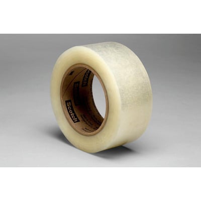 Scotch® Emballagetape 3739 transparent i 50 mm x 990 m rulle, med tydelig Scotch-logo på kernen, vist på grå baggrund.